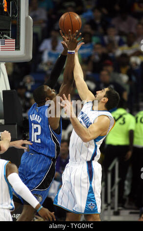 Orlando Magic center Dwight Howard (12) und die New Orleans Hornets forward Peja Stojakovic (16) Kampf um den Ball unter dem Ziel während NBA Action in New Orleans, 18. Februar 2009. (UPI Foto/A.J. Sisco) Stockfoto