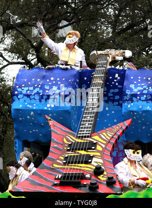 Unter der Verbreitung Niederlassungen von lebenden Eichen, ein maskierter Reiter in den allen - Frau Krewe von Iris Karnevalsumzug wirft Schmuckstücke aus einem Schwimmer, der auf der St. Charles Avenue in New Orleans 21 Februar, 2009. Die historische Stadt Karneval tritt in den höchsten Gang dieses Wochenende, mit Paraden in der gesamten u-Bereich täglich, in der Feier der Mardi Gras am Dienstag ihren Höhepunkt fanden. (UPI Foto/A.J. Sisco) Stockfoto