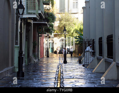 Piraten Gasse im Herzen des French Quarter liegt neben der Kathedrale von Saint Louis nach einem frühen Morgen regen Sturm in New Orleans am 13. Juni 2009 gesehen. Die Gasse ist einen Block lang, und erstreckt sich von Chartres Street an der Jackson Square Royal St. der Gasse hat viele Geschichten und Legenden, die mit ihr verbunden sind. Er behauptete, dass es einmal ein Zufluchtsort für Piraten und es war ein Ort, wo man Sklaven verkauft wurden. (UPI Foto/A.J. Sisco) Stockfoto