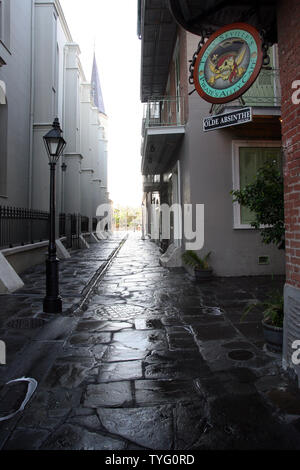 Piraten Gasse im Herzen des French Quarter liegt neben der Kathedrale von Saint Louis nach einem frühen Morgen regen Sturm in New Orleans am 13. Juni 2009 gesehen. Die Gasse ist einen Block lang, und erstreckt sich von Chartres Street an der Jackson Square Royal St. der Gasse hat viele Geschichten und Legenden, die mit ihr verbunden sind. Er behauptete, dass es einmal ein Zufluchtsort für Piraten und es war ein Ort, wo man Sklaven verkauft wurden. (UPI Foto/A.J. Sisco) Stockfoto