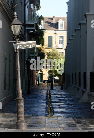 Piraten Gasse im Herzen des French Quarter liegt neben der Kathedrale von Saint Louis nach einem frühen Morgen regen Sturm in New Orleans am 13. Juni 2009 gesehen. Die Gasse ist einen Block lang, und erstreckt sich von Chartres Street an der Jackson Square Royal St. der Gasse hat viele Geschichten und Legenden, die mit ihr verbunden sind. Er behauptete, dass es einmal ein Zufluchtsort für Piraten und es war ein Ort, wo man Sklaven verkauft wurden. (UPI Foto/A.J. Sisco) Stockfoto