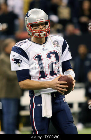 New England Patriots QB Tom Brady (12) erwärmt bevor die Patrioten - Heilige Spiel bei den Louisiana Superdome in New Orleans am 30. November 2009. UPI/A.J. Sisco UPI/A.J. Sisco Stockfoto