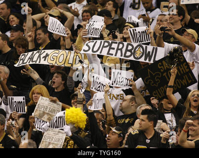 New Orleans Saints fans Beifall nach dem Heiligen schlagen die Wikinger im NFC Championship Game an den Louisiana Superdome in New Orleans am 24. Januar 2010 UPI/A.J. Sisco Stockfoto