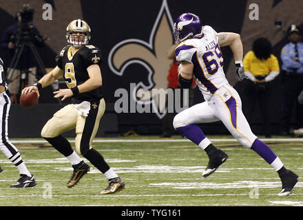 New Orleans Saints Quarterback Drew Brees entzieht sich Wikinger Jared Allen im NFC Championship Game an den Louisiana Superdome in New Orleans am 24. Januar 2010. UPI/A.J. Sisco Stockfoto