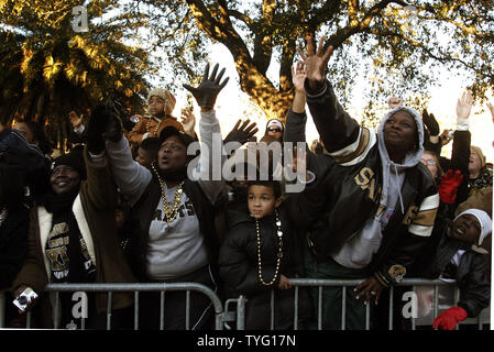 Fans Welle bei New Orleans Saints Spieler 9. Februar 2010, während einer Parade in New Orleans die Heiligen' Super Bowl Sieg zu feiern. UPI/A.J. Sisco Stockfoto