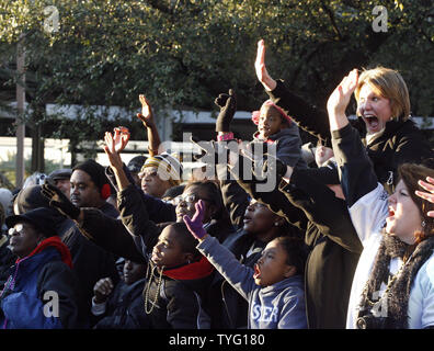 Fans Welle bei New Orleans Saints Spieler 9. Februar 2010, während einer Parade in New Orleans die Heiligen' Super Bowl Sieg zu feiern. UPI/A.J. Sisco Stockfoto