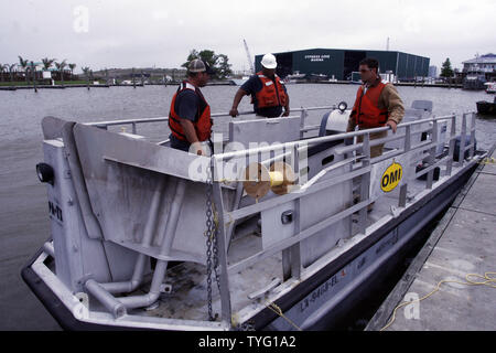 Cleanup Arbeitnehmer stehen an einem Venedig, Louisiana, Dock wegen starkem Wind und rauer See, frustrierend, welche Anstrengungen unternommen werden, um eine massive Ölpest im Golf von Mexiko am 30. April 2010 enthalten im Leerlauf. UPI/A.J. Sisco Stockfoto