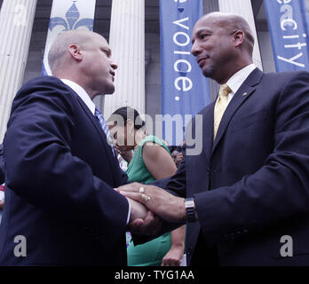 Bürgermeister Mitch Landrieu begrüßt ehemalige Bürgermeister Ray Nagin C während seiner Einweihung in New Orleans, 3. Mai 2010. Landrieu ist das erste weisse Bürgermeister von New Orelans in mehr als 30 Jahren seit seinem Vater Mond Landrieu office 1978 Links. UPI/A.J. Sisco Stockfoto