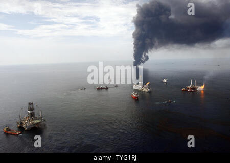 Öl und Gas sind von der Oberfläche des Wassers an der BP Deepwater Horizon Ölpest im Golf von Mexiko am 19. Juni 2010 verbrannt. Eine Erleichterung und wird an der Unterseite gebohrt. BP hat seine Versuche der Ölfluss von ihrer versunkenen rig, die explodierte und versank in den Golf im April. UPI/A.J. Sisco.. Stockfoto