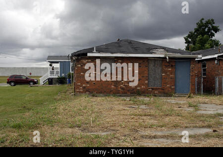 Ein Bewohner des Lower Ninth Ward in New Orleans trägt Ihr home rebuild August 27, 2010, der sitzt neben einer noch Flut beschädigten Hauses fünf Jahre nach Hurrikan Katrina fegen durch die Gegend weitreichende Schäden verursachen und das Eintauchen des Stadt. UPI/A.J. Sisco Stockfoto