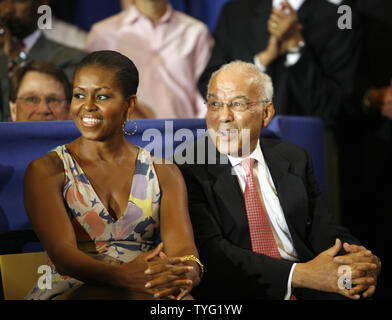 First Lady Michelle Obama sitzt mit Norman Franz, Präsident der Xavier University in New Orleans am 29. August 2010, als Präsident Obama bereitet zu sprechen. Präsident Obama wurde an der Universität eine Rede zum fünften Jahrestag des Hurrikans Katrina Kennzeichnung zu geben. UPI/A.J. Sisco Stockfoto