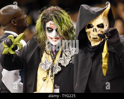 New Orleans Saints fans Kostüm für Halloween während des Spiels gegen die Pittsburgh Steelers in den Louisiana Superdome, das am 31. Oktober 2010, in New Orleans. UPI/A.J. Sisco Stockfoto
