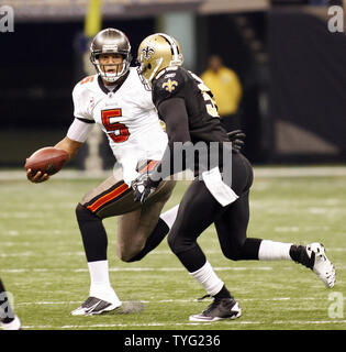 Tampa Bay Buccaneers Quarterback Josh Freeman (5) ist von New Orleans Saints linebacker Danny Clark verfolgt (55) Während der ersten Hälfte der Tätigkeit an den Louisiana Superdome in New Orleans, Louisiana, 2. Januar 2011. UPI/A.J. Sisco Stockfoto