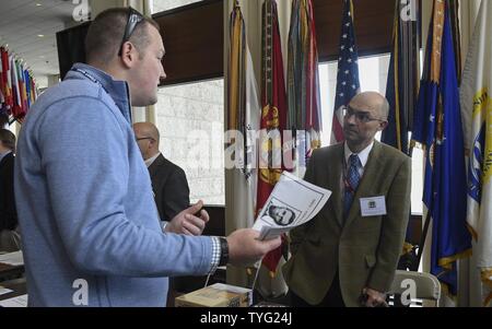 R.I. (Nov. 7, 2016) Nicholas Murray, Professor, U.S. Naval War College (NWC) Strategie und Politik Abteilung, bietet Informationen, die ein Schüler während einer Wahlfächer fair bei NWC statt. Die Messe ist eine Gelegenheit für Schüler über zu lernen und aus den verschiedenen Wahlfächer Lehrveranstaltungen im kommenden Trimester angeboten bei NWC wählen. Stockfoto