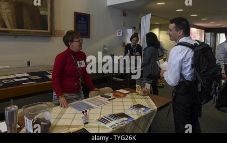 R.I. (Nov. 7, 2016) Donna Menard, Akademischer Koordinator für Wahlfächer, U.S. Naval War College (NWC) spricht mit einem Studenten während einer Wahlfächer fair auf der NWC Spruance Lobby statt. Die Messe ist eine Gelegenheit für Schüler über zu lernen und aus den verschiedenen Wahlfächer Lehrveranstaltungen im kommenden Trimester angeboten bei NWC wählen. Stockfoto