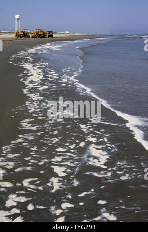 Sea Foam spült am Strand von Grand Isle, Louisiana, 18. April 2011. Strände sind meist frei von Öl ein Jahr nach der Explosion der Deepwater Horizon, die 11 Männer arbeiten auf der Plattform getötet und verursacht ein Unterwasser-Leck, dass 53.000 Barrel Öl pro Tag für drei Monate strömte. UPI/A.J. Sisco. Stockfoto