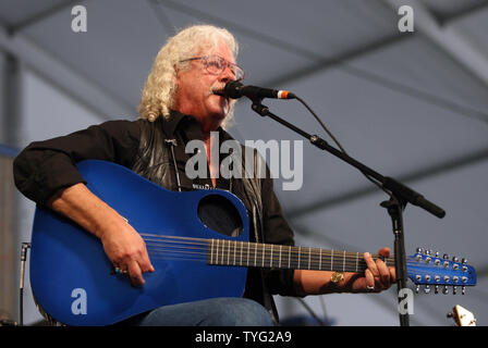 Folk-sänger Arlo Guthrie führt im Blues Zelt bei der New Orleans Jazz und Heritage Festival in New Orleans, Mai 1., 2011. UPI/A.J. Sisco.. Stockfoto