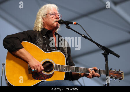 Folk-sänger Arlo Guthrie führt im Blues Zelt bei der New Orleans Jazz und Heritage Festival in New Orleans, Mai 1., 2011. UPI/A.J. Sisco. Stockfoto