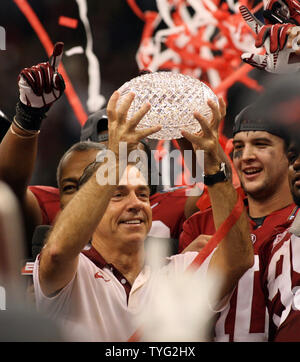 Alabama Head Coach Nick Saban hält die BCS National Championship Trophy im Mercedes-Benz Superdome in New Orleans, Louisiana, am 9. Januar 2012. Die Alabama Crimson Tide schlagen die LSU Tiger 21-0. UPI/A.J. Sisco Stockfoto