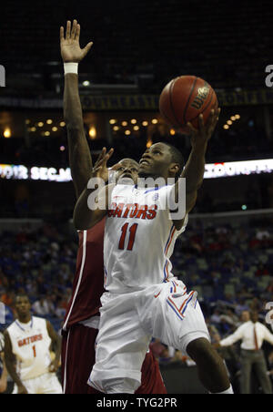 Florida guard Erving Walker (11) Arbeitet seine Weise um Alabama vorwärts JaMychal Grün während der zweiten Runde des NCAA SEC Men's Basketball Turnier an der New Orleans Arena in New Orleans März 9, 2012. UPI/A.J. Sisco Stockfoto