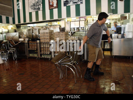 Kellner vorbereiten zu öffnen Cafe Du Monde, die ikonische Kaffee und beignet Shop im französischen Viertel von New Orleans, 30. August 2012, am Tag nach dem Hurrikan Isaac durch die Stadt gefegt. Viel von New Orleans war noch ohne Energie im Zuge der große Regen und Sturm. UPI/A.J. Sisco Stockfoto