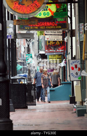 Touristen schlendern Sie die Bourbon Street im French Quarter von New Orleans August 30, 2012, wie Unternehmen beginnen wieder zu öffnen, einen Tag nach dem Hurrikan Isaac quer durch die Stadt bewegt. Andere Teile von New Orleans waren immer noch ohne Strom. UPI/A.J. Sisco Stockfoto