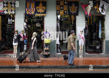 Unternehmen beginnen zu öffnen in der Bourbon Street in New Orleans vom 30. August 2012, am Tag nach dem Hurrikan Isaac durch die Stadt bewegt. Straße überschwemmung innerhalb der Deiche war minimal, aber Stromausfälle waren weit verbreitet. UPI/A.J. Sisco Stockfoto