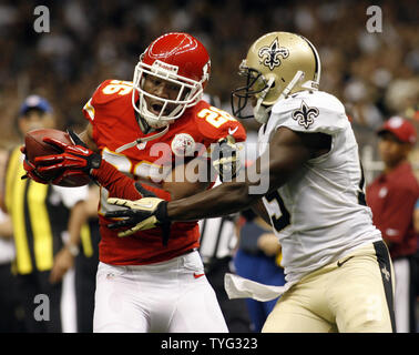 Kansas City Chiefs cornerback Stanford Routt (26) fängt eine Drew Brees Pass vor New Orleans Saints wide receiver Devery Henderson (19) und es für 32-Yards im dritten Quartal Aktion im Mercedes-Benz Superdome in New Orleans, Louisiana am 23. September 2012. UPI/A.J. Sisco Stockfoto