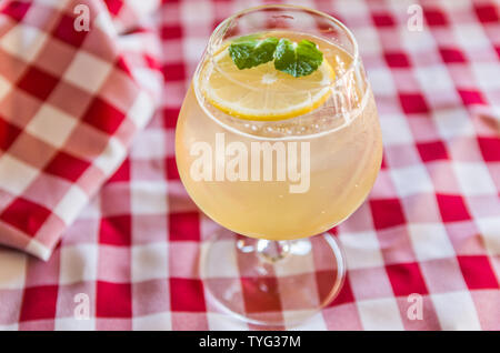 Schöne kombucha Cocktail aus Honig, Ingwer und Zitronensaft mit Wodka mit mint Blatt eingerichtet. Stockfoto