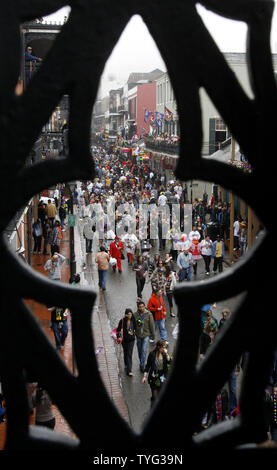 Durch ein schmiedeeisernes Geländer auf dem Balkon der Royal Sonesta Hotel mit Blick auf die Bourbon Street, Mardi Gras Nachtschwärmer durch das French Quarter in New Orleans Februar 12, 2013 Spaziergang. Paraden ausgerollt und die Party ging weiter trotz sporadischer Duschen. UPI/A.J. Sisco Stockfoto