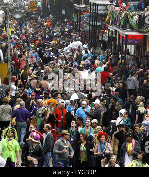 Vom Balkon der Royal Sonesta Hotel gesehen, Tausende von Mardi Gras feiernden Menschenmenge ein feuchter Bourbon Street auf Fat Tuesday im französischen Viertel von New Orleans am 12. Februar, 2013. Paraden ausgerollt und die Party ging weiter trotz sporadischer Duschen. UPI/A.J. Sisco Stockfoto