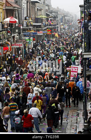 Vom Balkon der Royal Sonesta Hotel gesehen, Tausende von Mardi Gras feiernden Menschenmenge ein feuchter Bourbon Street auf Fat Tuesday im französischen Viertel von New Orleans am 12. Februar, 2013. Paraden ausgerollt und die Party ging weiter trotz sporadischer Duschen. UPI/A.J. Sisco Stockfoto