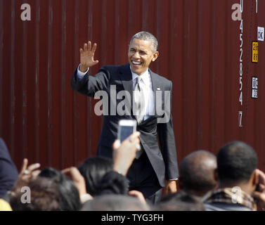 Us-Präsident Barack Obama kommt im Hafen von New Orleans eine Rede am 8. November 2013 zu geben. Der Präsident Anruf auf Kongress hinter seinem Plan, 10 Milliarden Dollar für die Infrastruktur der Nation zu verbringen, dass es entscheidend ist, US-Exporte zu stärken. UPI/A.J. Sisco Stockfoto