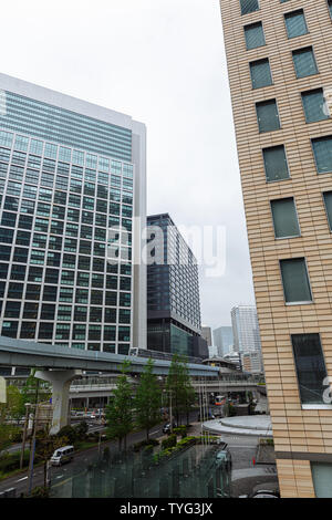 Toyo, Japen - April, 25, 2019: ein Zug, der auf einer Overhead durch Shiodome. Stockfoto