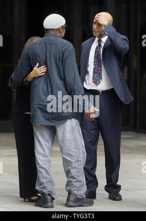 Ehemalige New Orleans Bürgermeister Ray Nagin (R) und seine Frau Seletha begrüßt von Jerome Smith, ein Unterstützer und Freund, nach Nagin war auf 10 Jahre in Oakdale, Louisiana, einem bundesgefängnis von U.S. District Judge Helen 'Ginger' Berrigan für den Betrug, die Bestechung und die Aufladungen, die Verbrechen, die Vor und nach Katrina stattfand, verurteilt die Stadt im August 2005 zerstört. Er wurde bestellt, bundesgefängnis Sept. 8 zu berichten, und auch die Rückgabe von $ 82.000. UPI/A.J. Sisco Stockfoto