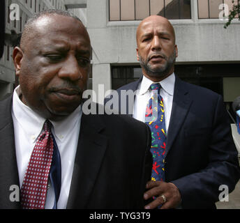 Ehemalige New Orleans Bürgermeister Ray Nagin lässt das Bundesgericht mit seinem Anwalt Robert Jenkins, Juli 9,2014, nachdem er zu 10 Jahren Haft verurteilt worden. Nagin, 58, wurde für schuldig befunden Feb.12 Der Betrug, die Bestechung und die Aufladungen, die Verbrechen, die Vor und nach Katrina Platz nahm die Stadt im August 2005 zerstört. Er wurde bestellt, bundesgefängnis Sept. 8 zu berichten, und auch die Rückgabe von $ 82.000. UPI/A.J. Sisco Stockfoto