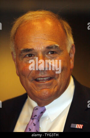 Ehemalige Pennsylvania Gouverneur ED Rendell spricht mit den Medien, bevor die Louisiana Jefferson Jackson Abendessen im Hyatt Regency Hotel in New Orleans August 9, 2014. Die jährlich stattfindende Gala ist eine Spendenaktion für die Demokratische Partei und dient zur Schau zu demokratischen Kandidaten für ein politisches Amt. UPI/A.J. Sisco Stockfoto