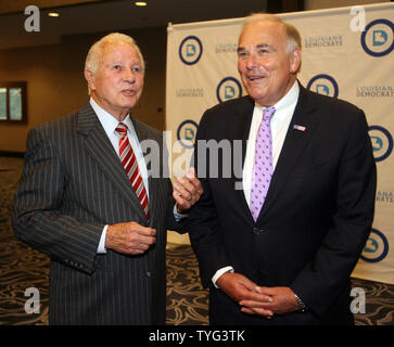 Vier langfristige Louisiana Governor Edwin W. Edwards Chats mit ehemaligen Pennsylvania Gouverneur ED Rendell, bevor die Jefferson Jackson Abendessen, eine demokratische Fund-raiser, im Hyatt Regency Hotel in New Orleans Aug 9, 2014. Die jährlich stattfindende Gala dient als Geldbeschaffer für die Partei und ein Ort zur Schau zu demokratischen politischen Kandidaten. UPI/A.J. Sisco Stockfoto