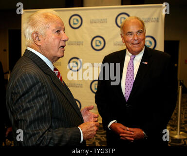 Vier langfristige Louisiana Governor Edwin W. Edwards Chats mit ehemaligen Pennsylvania Gouverneur ED Rendell, bevor die Jefferson Jackson Abendessen, eine demokratische Fund-raiser, im Hyatt Regency Hotel in New Orleans Aug 9, 2014. Die jährlich stattfindende Gala dient als Geldbeschaffer für die Partei und ein Ort zur Schau zu demokratischen politischen Kandidaten. UPI/A.J. Sisco Stockfoto