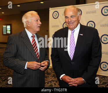 Vier langfristige Louisiana Governor Edwin W. Edwards Chats mit ehemaligen Pennsylvania Gouverneur ED Rendell, bevor die Jefferson Jackson Abendessen, eine demokratische Fund-raiser, im Hyatt Regency Hotel in New Orleans Aug 9, 2014. Die jährlich stattfindende Gala dient als Geldbeschaffer für die Partei und ein Ort zur Schau zu demokratischen politischen Kandidaten. UPI/A.J. Sisco Stockfoto