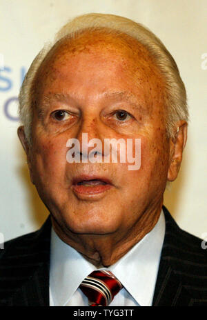 Vier langfristige Louisiana Governor Edwin W. Edwards beantwortet Fragen vor dem Jefferson Jackson Abendessen, eine demokratische Fund-raiser, im Hyatt Regency Hotel in New Orleans August 9, 2014. Edwards, 87, läuft für den Kongress in Louisiana sechsten Bezirk. Er wurde vom Bundesgefängnis im Jahr 2011 freigegeben, nachdem man acht Jahre für Korruption. Nach seiner Freilassung, Edwards heiratete und er und seine dritte Frau Trina hatte einen Sohn in 2013 und Costarred in einem A&E Wirklichkeit Netz show", der Gouverneur Frau. UPI/A.J. Sisco Stockfoto