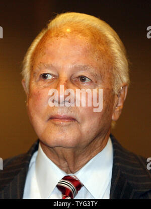 Vier langfristige Louisiana Governor Edwin W. Edwards beantwortet Fragen vor dem Jefferson Jackson Abendessen, eine demokratische Fund-raiser, im Hyatt Regency Hotel in New Orleans August 9, 2014. Edwards, 87, läuft für den Kongress in Louisiana sechsten Bezirk. Er wurde vom Bundesgefängnis im Jahr 2011 freigegeben, nachdem man acht Jahre für Korruption. Nach seiner Freilassung, Edwards heiratete und er und seine dritte Frau Trina hatte einen Sohn in 2013 und Costarred in einem A&E Wirklichkeit Netz show", der Gouverneur Frau. UPI/A.J. Sisco Stockfoto