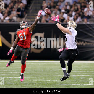 New Orleans Saints tight end Josh Hill (89) zieht in einem Drew Brees Pass über den Kopf der Tampa Bay Buccaneers außerhalb linebacker Danny Lansanah (51) für einen 37-Yard-Gewinn im zweiten Quartal im Mercedes-Benz Superdome in New Orleans vom 5. Oktober 2014. UPI/A.J. Sisco Stockfoto