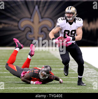 New Orleans Saints tight end Josh Hill (89) zieht in einem Drew Brees Pass über den Kopf der Tampa Bay Buccaneers außerhalb linebacker Danny Lansanah (51) für ein 37 Yard Gewinn im zweiten Quartal im Mercedes-Benz Superdome in New Orleans vom 5. Oktober 2014. UPI/A.J. Sisco Stockfoto