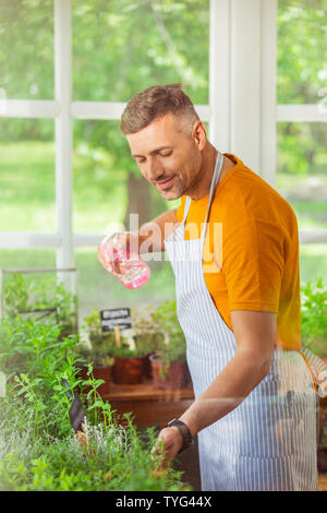 Flower Shop Besitzer kümmert sich um seine Waren. Stockfoto