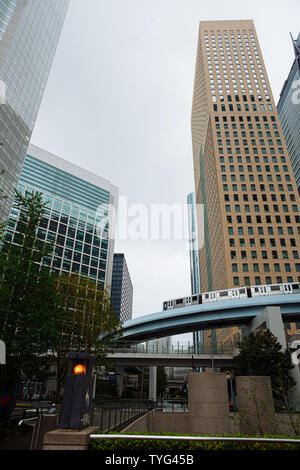 Toyo, Japen - April, 25, 2019: ein Zug, der auf einer Overhead durch Shiodome. Stockfoto