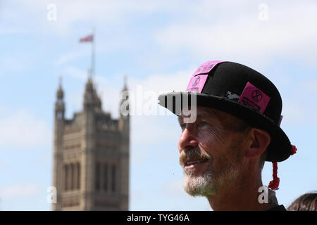 Klima Aktivisten versammeln sich auf der Albert Embankment, neben Lambeth Palace, wie sie ihren Weg von der Lobby des Parlaments über Maßnahmen zum Klimawandel und Umweltschutz in Parliament Square, Westminster, London zu machen. Stockfoto