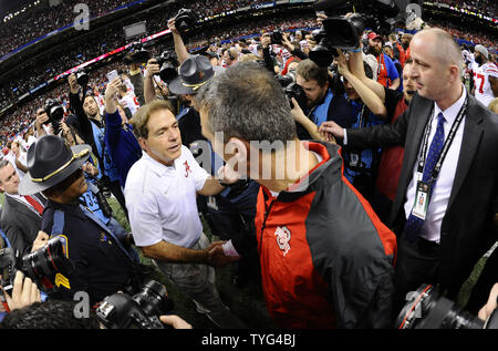 Alabama Head Coach Nick Saban (L) begrüßt die Ohio State Haupttrainer städtischer Meyer nach der Roßkastanien' 42-35 über Alabama in der Allstate Sugar Bowl Endspiel Halbfinale College Football Spiel im Mercedes-Benz Superdome in New Orleans, Louisiana gewinnen, am 1. Januar 2015. Foto von David Tulis/UPI Stockfoto