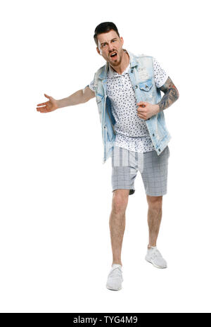 Der Mann schreit. Aggressive Kerl in Tattoos am Rahmen schreien und seine Hände wieder angezeigt. Stilvolle bärtigen Kerl sehr empört über das, was geschieht Stockfoto