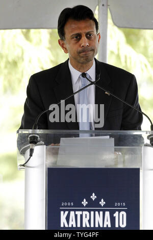 Gouverneur von Louisiana, Bobby Jindal spricht während einer Kranzniederlegung an der Gedenkstätte der Hurrikan Katrina in New Orleans, 29. August 2015, wo fast 100 unclaimed oder nicht identifizierte Opfer von Hurrikan Katrina beigesetzt sind. Foto von AJ Sisco/UPI Stockfoto